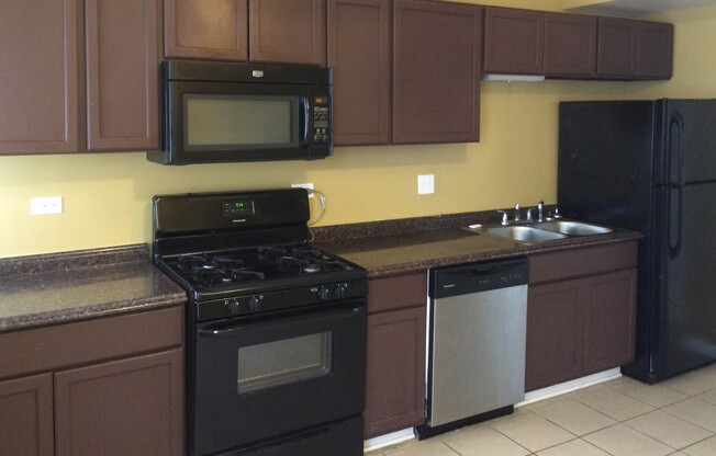 3 beds, 1 bath, $1,200, Unit 7800 #3N