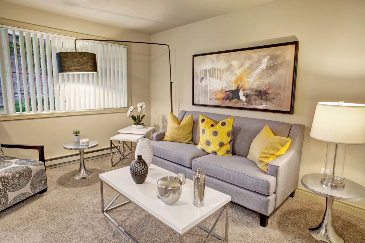 Welcome to Colonial Square Apartment Homes