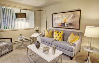Colonial Square Living Room Apartments in Bellevue, WA