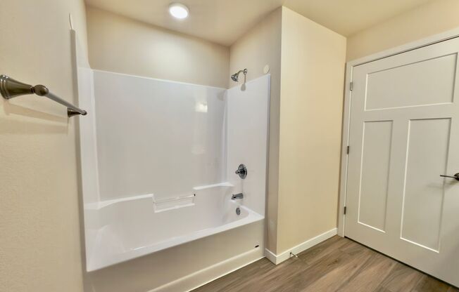 1 bed, 1 bath, 749 sqft, $1,324, Unit EC 4242-13