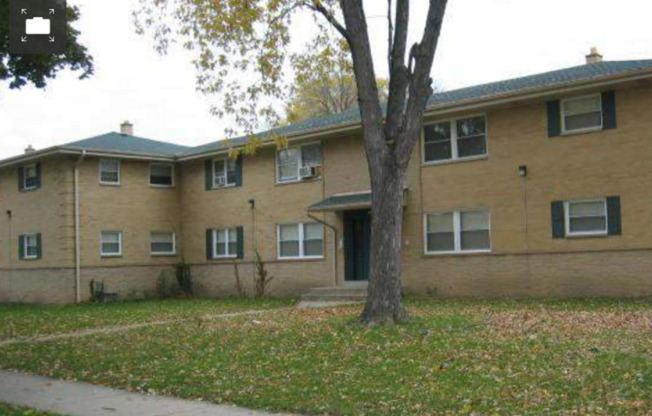 3 beds, 1 bath, $1,099, Unit 5440-2