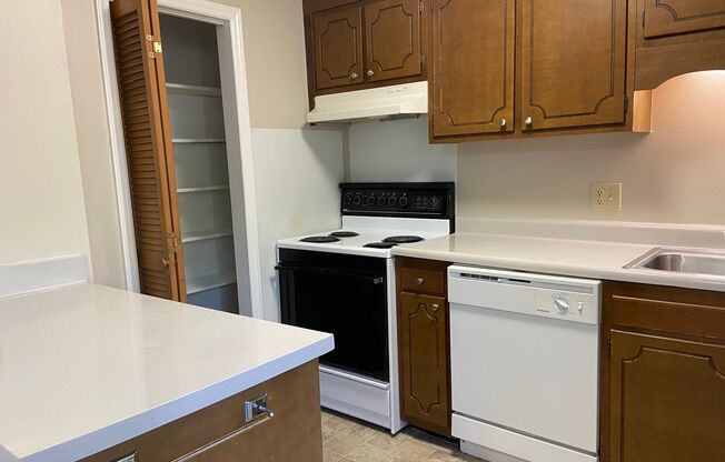 2 Bedroom, 1.5 Bathroom Townhouse in High Point!