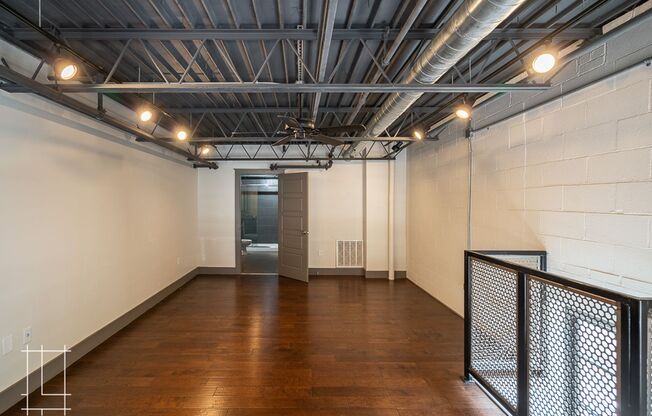 2 beds, 2 baths, $2,300, Unit 727 N. 4th St. Apt. 101