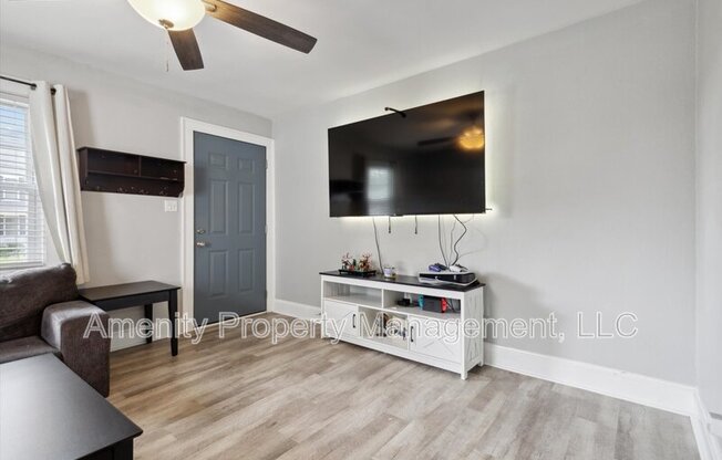 417 DOUGLAS AVE