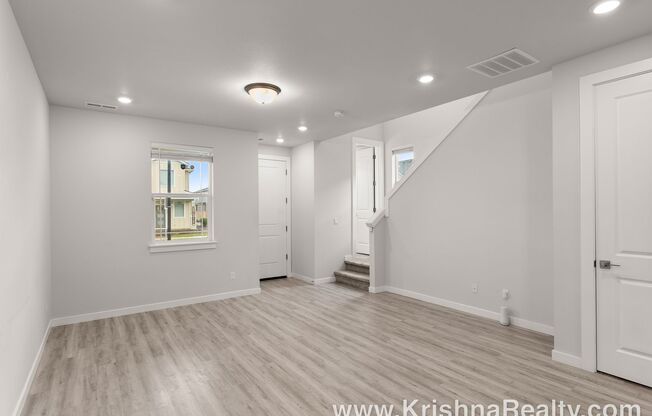 Beautiful 3-Bed | 2.5-Bath Townhome | Expansive Private Outdoor Space | Reeds Crossing