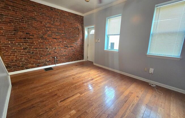Bright 2 bed 1 bath in graduate hospital!