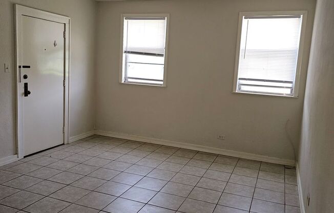 2 beds, 1 bath, 2 sqft, $700