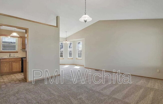 812 S RED OAKS CIR
