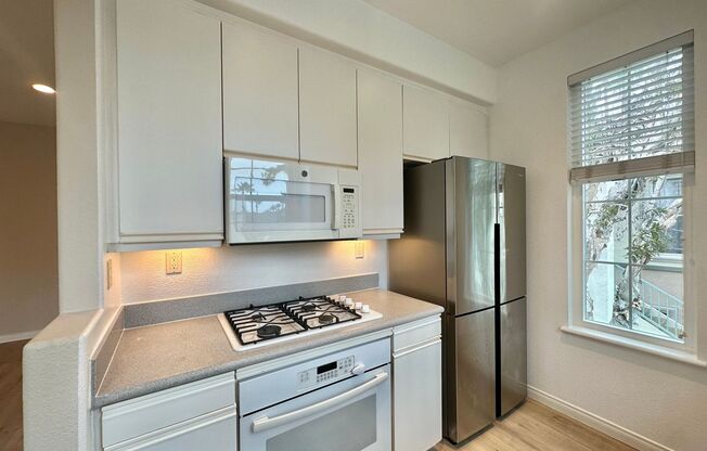 Second Floor Updated 2 BD / 2 BA In Carmel Valley!