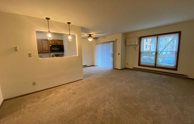 2 beds, 1 bath, 950 sqft, $1,700, Unit 7701RB