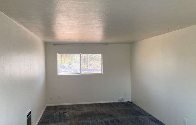 Upstairs Unit in Great North Park Location!