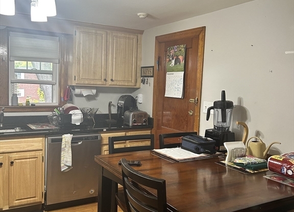 2 beds, 1 bath, 750 sqft, $2,500, Unit 4