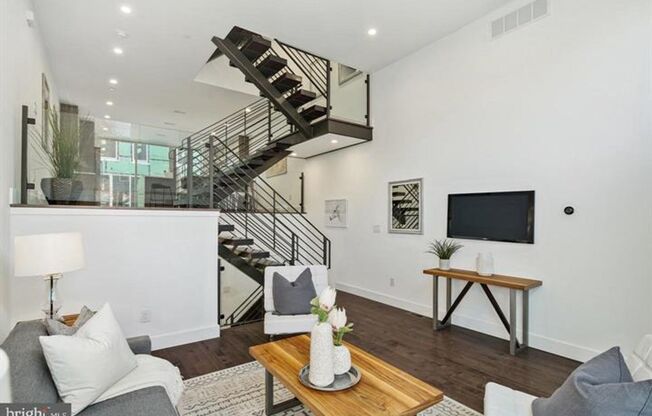 LUXURY TOWNHOME w ROOFDECK, PRIVATE GATED DRIVEWAY, GARAGE, 2ND PARKING SPOT and TONS OF LIGHT! 1 MONTH FREE