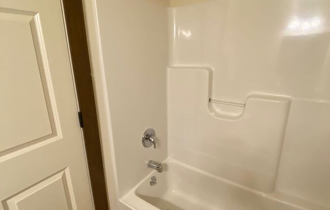 2 beds, 1.5 baths, 1,092 sqft, $1,525, Unit 700 Linden Ave Apt 219