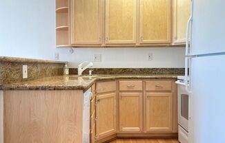 Beautifully renovated - Alternate Entrance from Courtyard - In-unit Storage