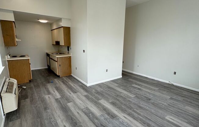 1 bed, 1 bath, 400 sqft, $895, Unit 12