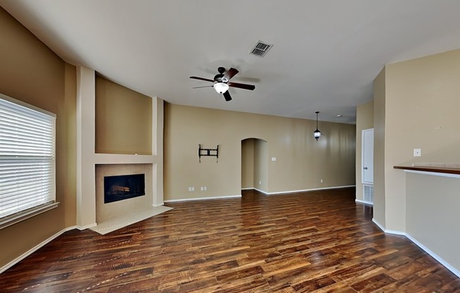 1404 BANKSTON DR