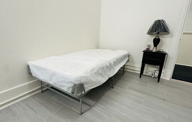 Studio, 1 bath, $825, Unit 17