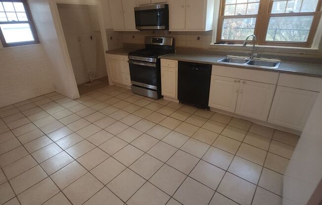 Single Family 4 Bd 2 Bath with Driveway in Milton Available 1/15