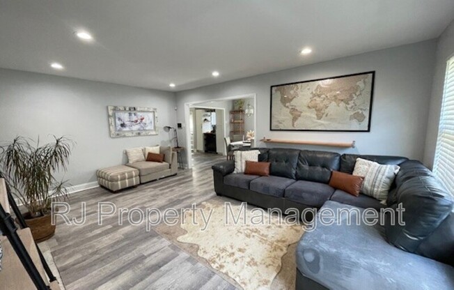 3228 N WAYNOKA CIR