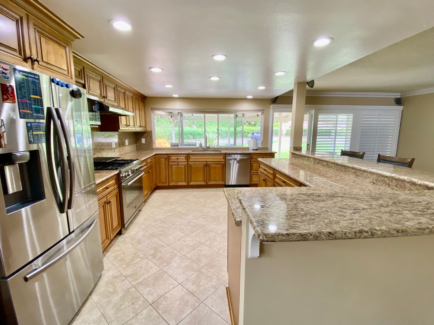 Stunning and Spacious 6b/3b bath home in Simi Valley!