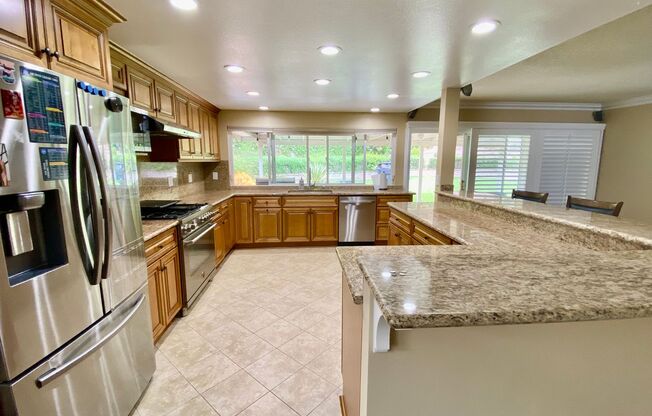 Stunning and Spacious 6b/3b bath home in Simi Valley!
