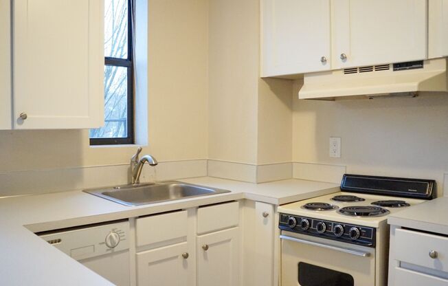 FREE PARKING & APP FEES CREDITED!! Bright Top Floor Studio w Open Layout + Breakfast Bar!