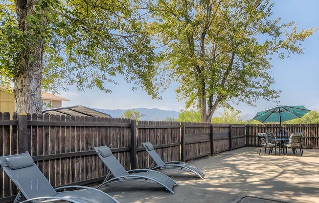 courtyard lounge space at country green apartments