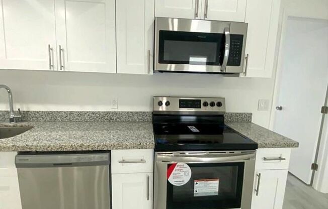 NORTH BEACH - 3 Bedroom 2 Bath - Exquisite Apartment - Newly Remodeled - Parking