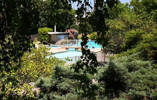 Wonderful, 2nd floor Condo Centrally Located in Phoenix. Available November 1st!!! Resort like living!!!