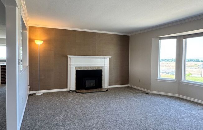 Large lower valley home, freshly remodeled, must see inside!