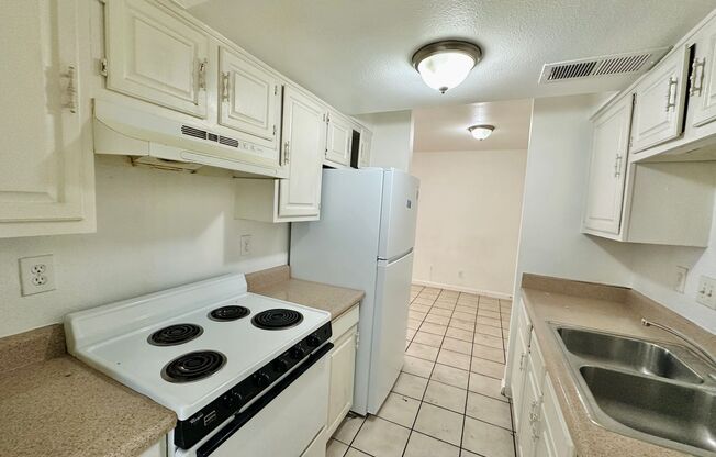 2 beds, 2 baths, 800 sqft, $1,050, Unit A