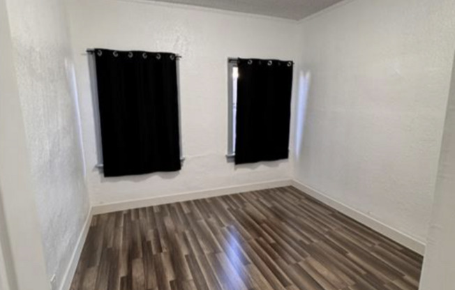 811 W 43 ST