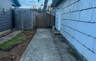 2 Bedroom 1 Bathroom duplex available in Salem, OR.