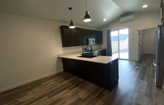 3 Bed, 3 Bath for Late May Lease Start!