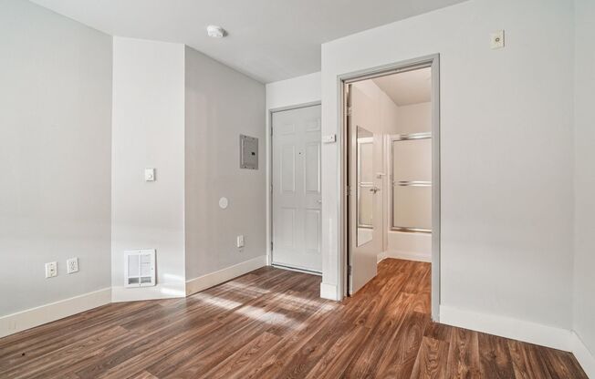 Studio, 1 bath, 200 sqft, $949, Unit 107
