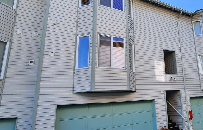 Spacious 2 bedroom Townhome w/ 2 car garage