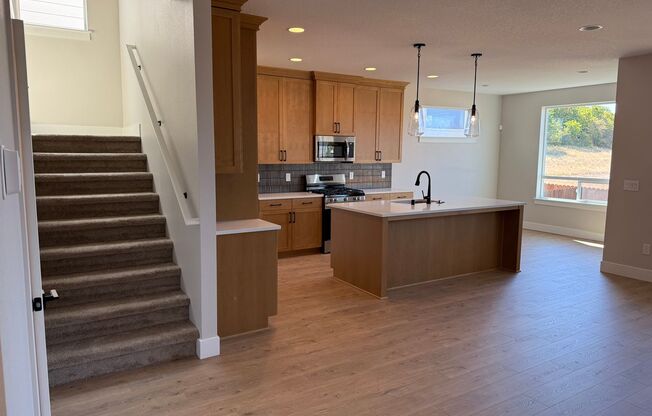 Beautiful Ridgefield Home with Modern Finishes, Spacious Layout, Attached Garage, and Convenient Access to Shopping, Parks & I-5
