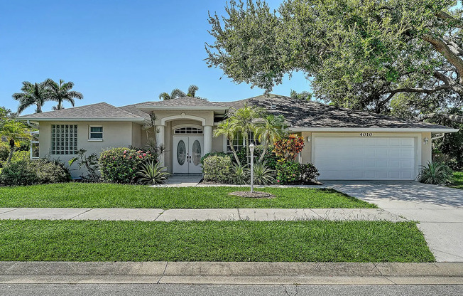 3bd/2ba with Pool, Renovated Primary Bed and Bath