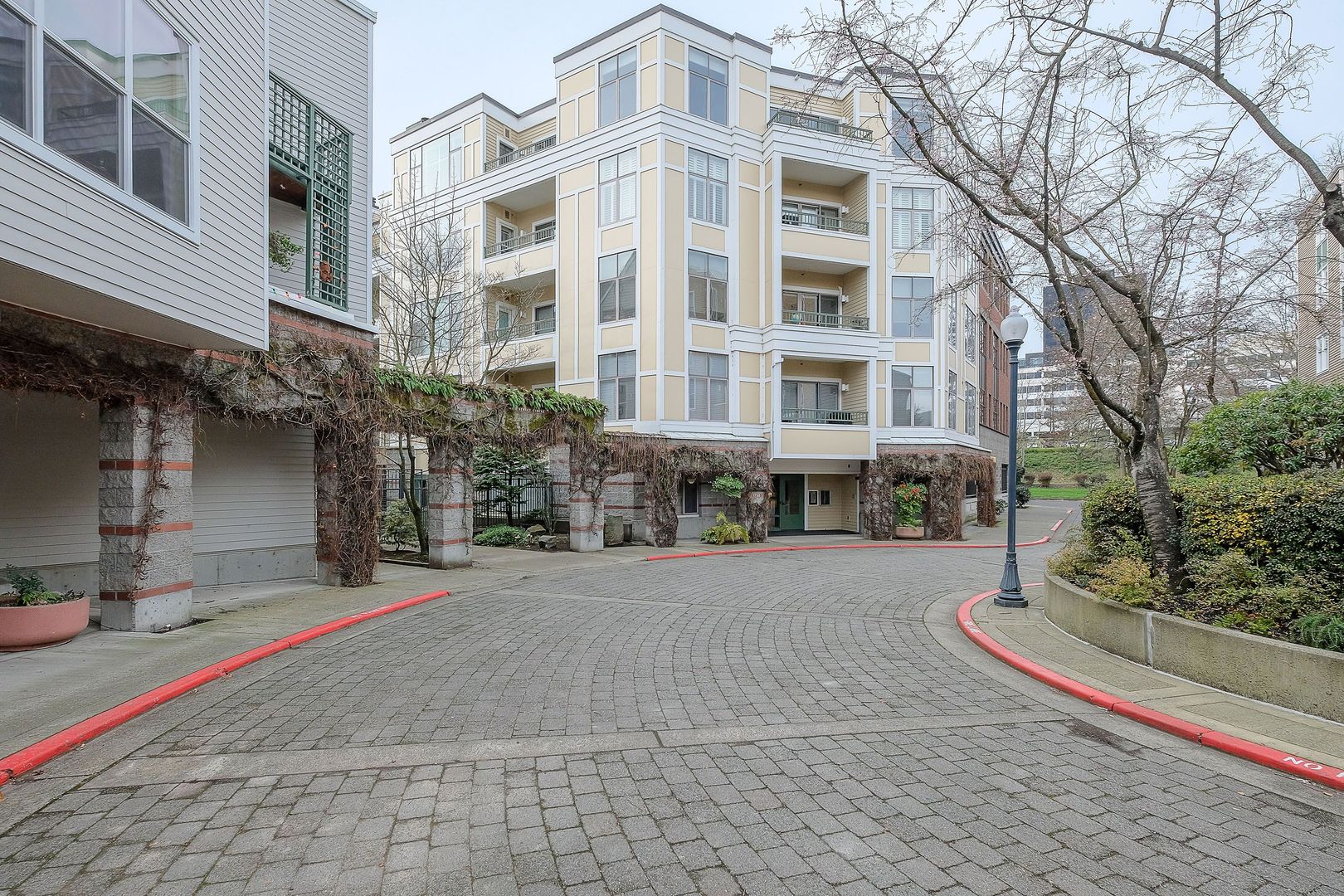 Beautiful Top-Level Condo with Sprawling Views of the Willamette River!