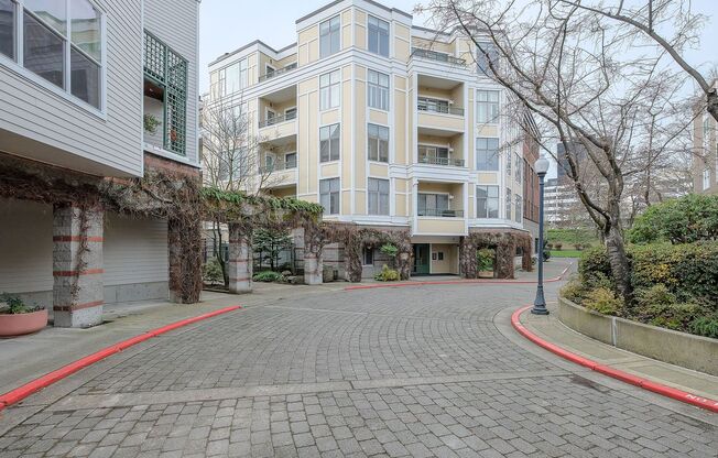 Beautiful Top-Level Condo with Sprawling Views of the Willamette River!
