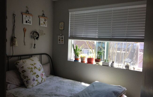 3 beds, 2 baths, 643 sqft, $2,000, Unit B205