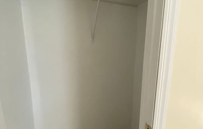 2 beds, 1 bath, $1,075, Unit 2505A