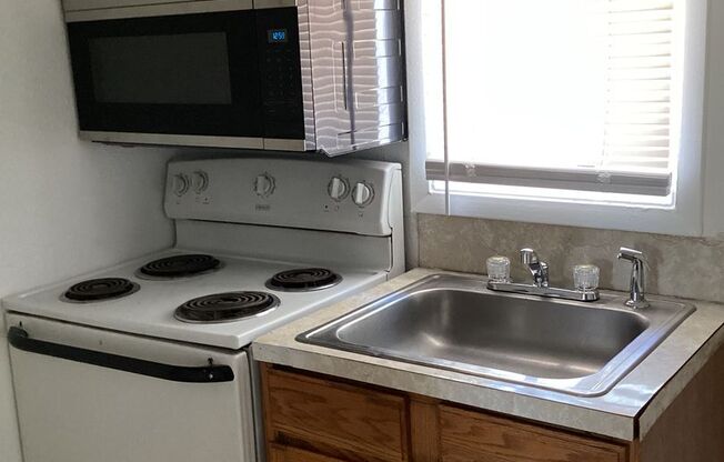 Newly Renovated 2 Bedroom, 1 bath! Located in Portales!