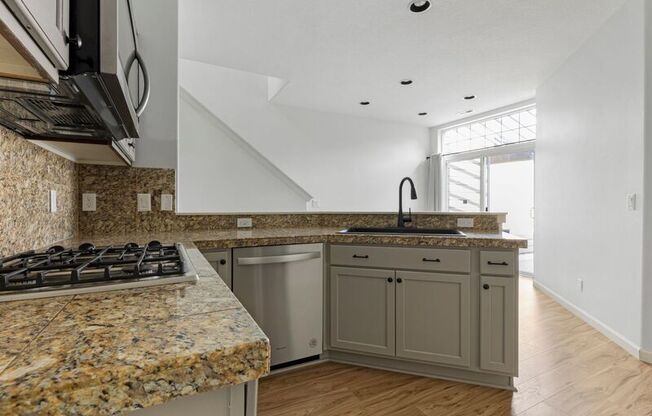 7282 NE STONEYBROOK ST