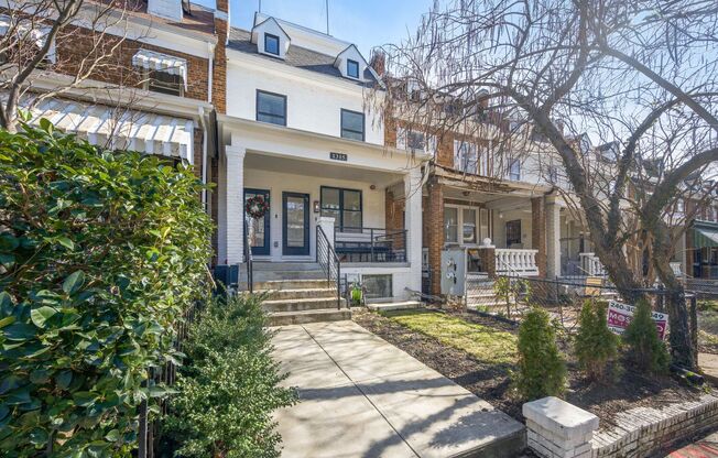 Stunning Contemporary Home Near Union Station with Secured Parking!