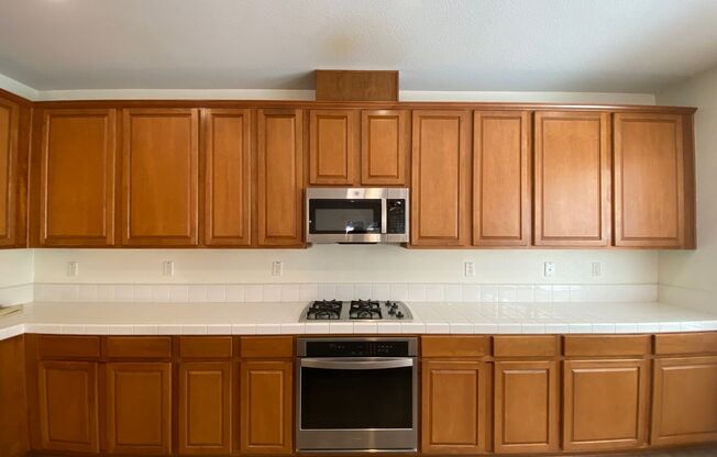 3 beds, 2.5 baths, $2,595, Unit #3014