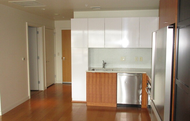 **ONE MONTH FREE** Meriwether West - North facing studio with river/bridge views/parking/amenities/utilities