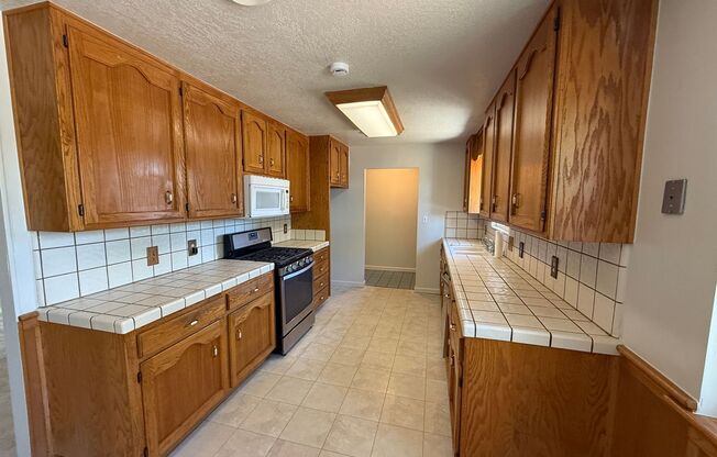 Single story home in east Modesto!