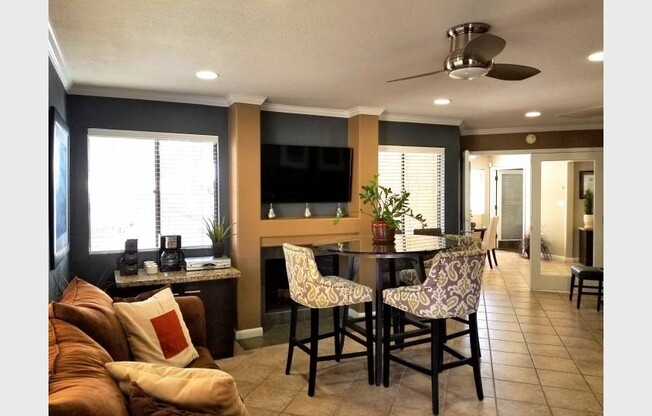 1 bed, 1 bath, 700 sqft, $1,100, Unit 187